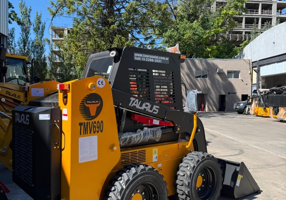 MINICARGADORA TAURUS TMV690