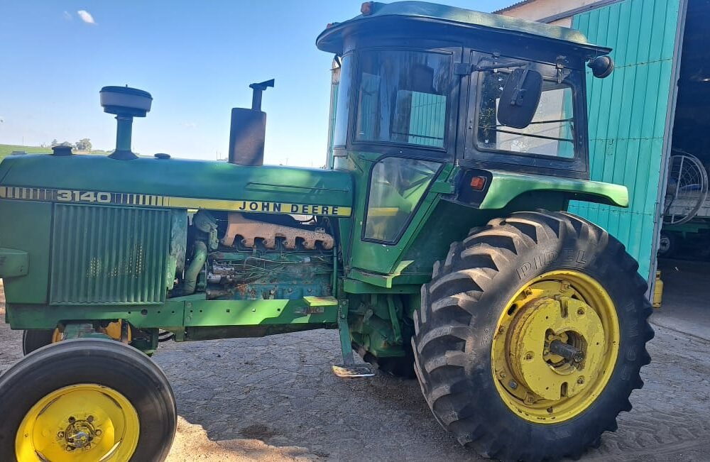 John Deere 3140
