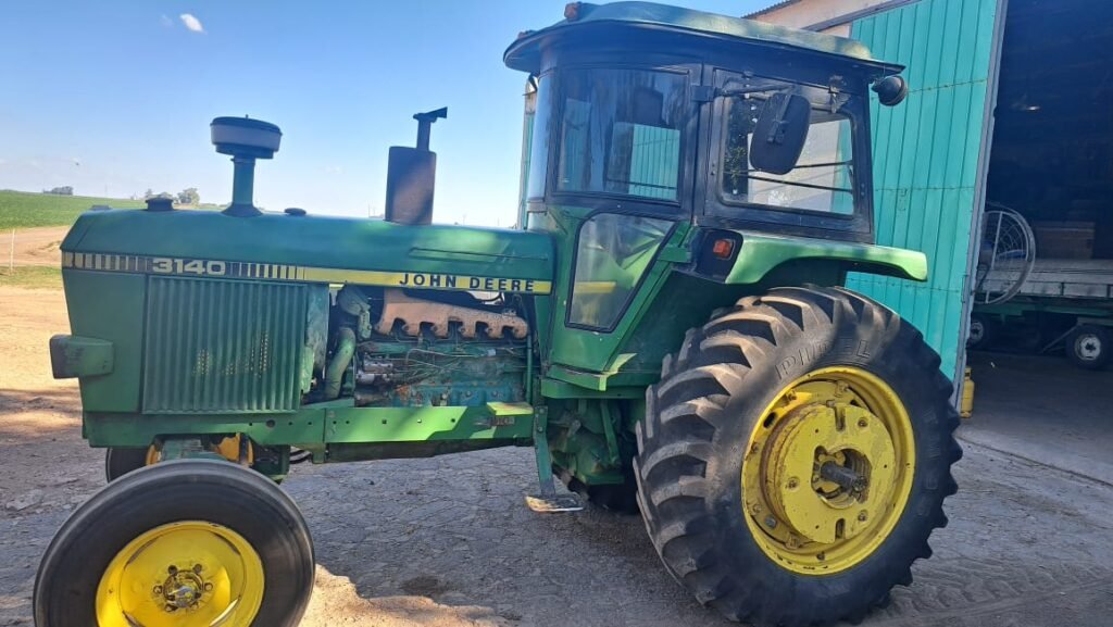 John Deere 3140